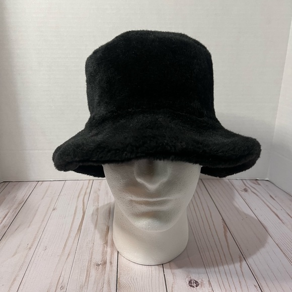 Juicy Couture Plush Teddy Comfort Bucket Hat - Picture 1 of 6